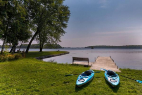 Woodland Hideaway! Relaxing Waterfront Sleeps 10